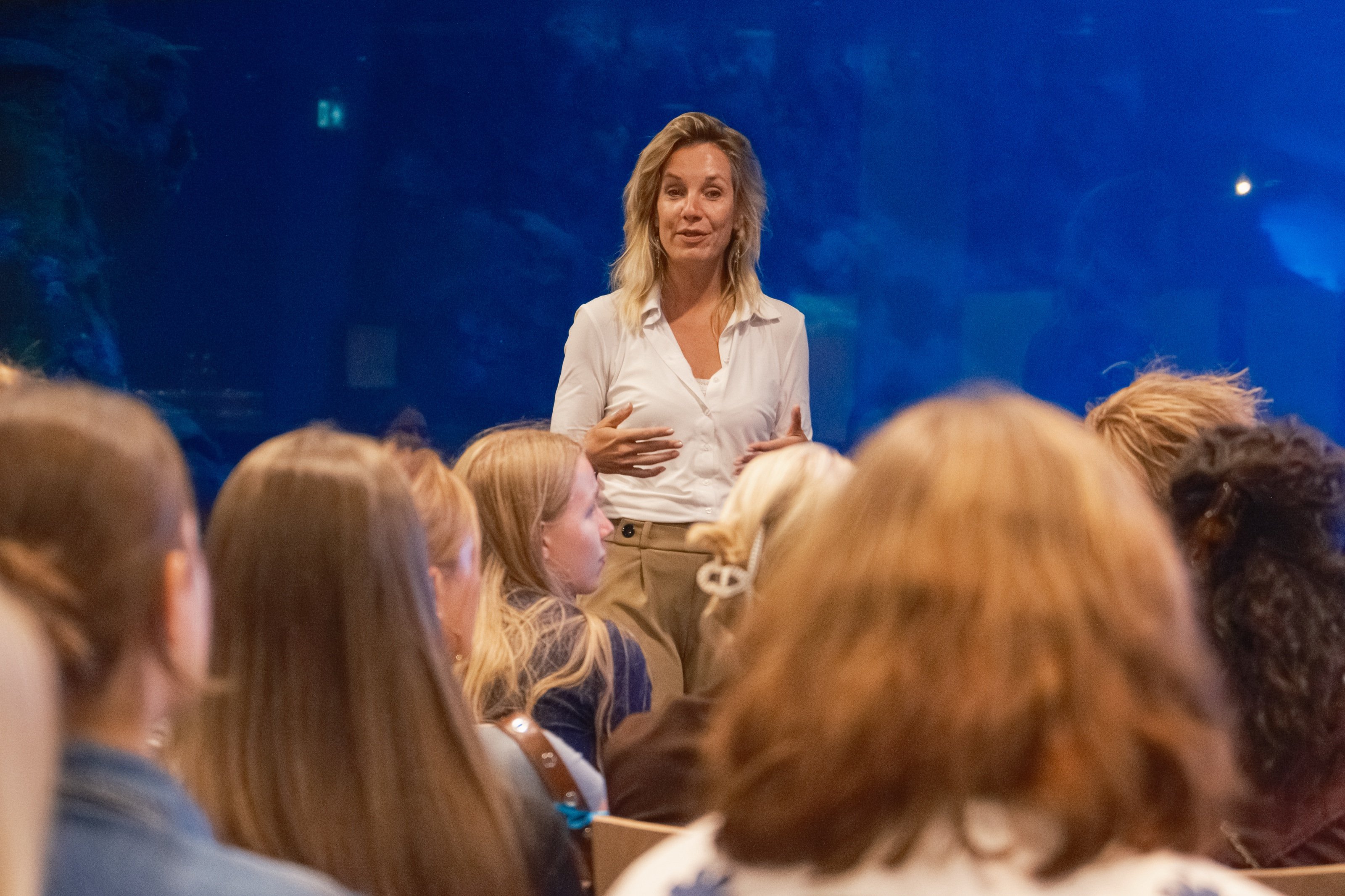 Carolien Ottjes spreekt een zaal toe voor het haaienaquarium van Diergaarde Blijdorp.