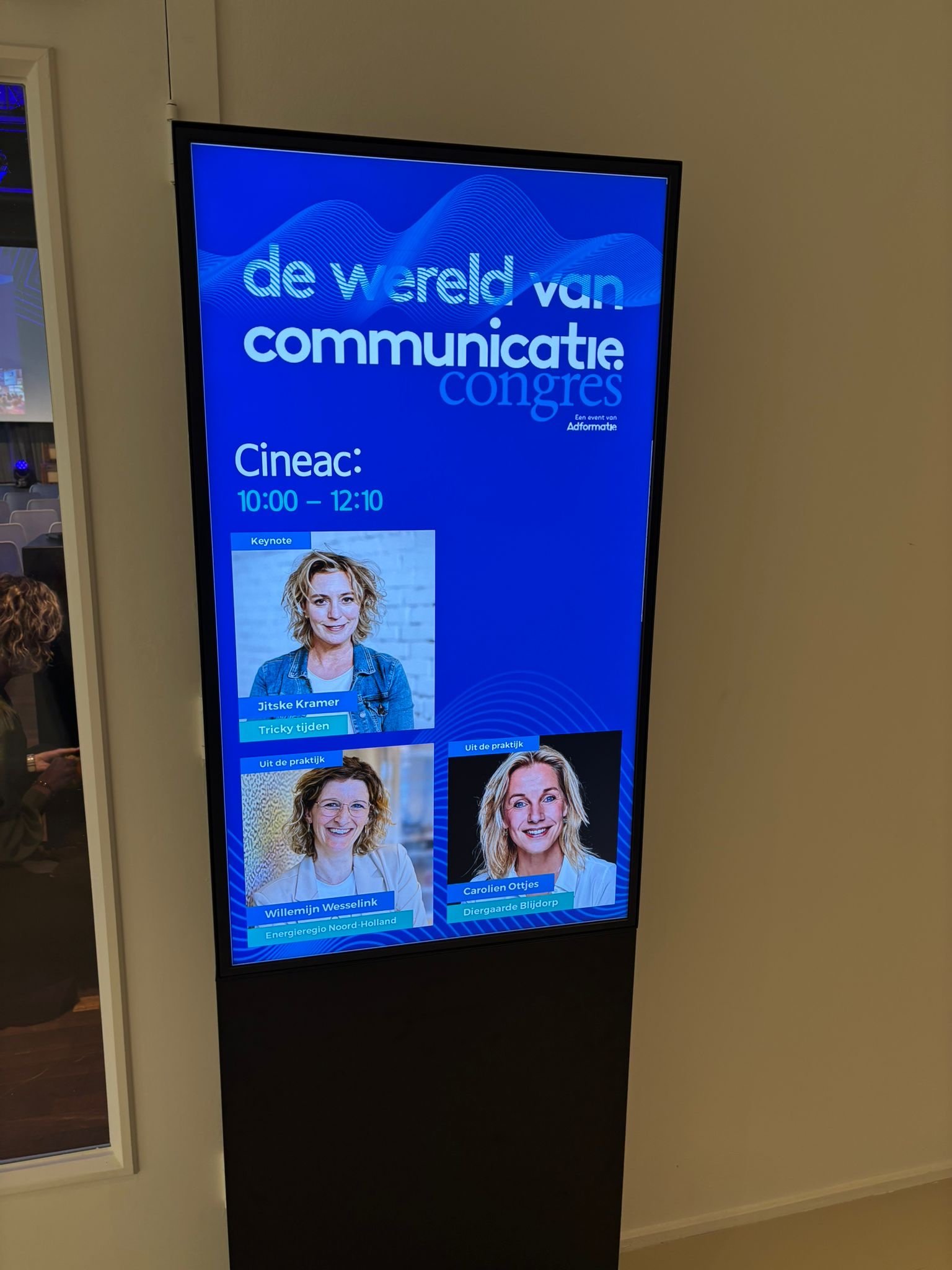 Een scherm op het Communicatiecongres met Carolien Ottjes in het programma.
