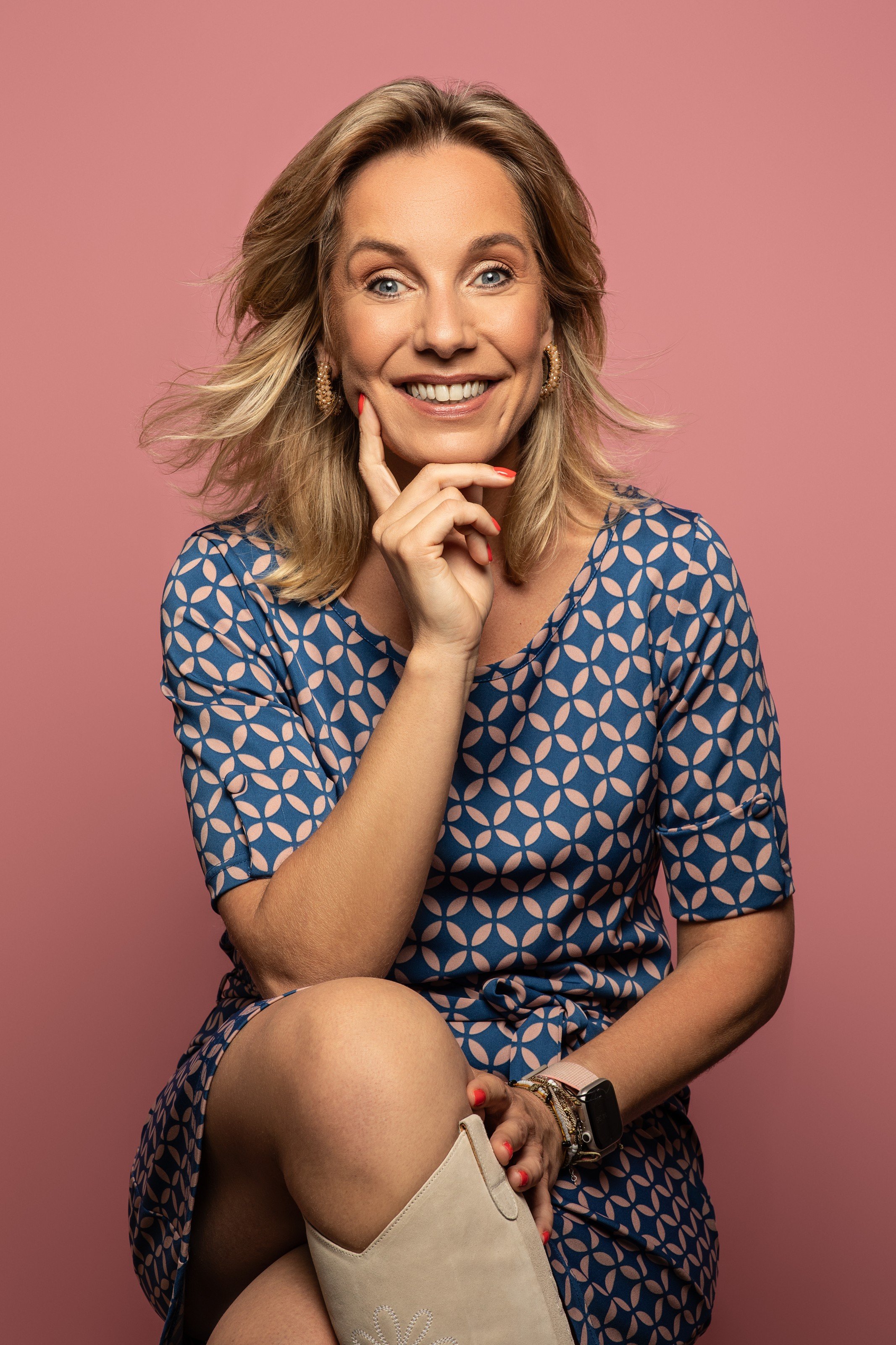 Portret van Carolien Ottjes in een blauwe jurk.